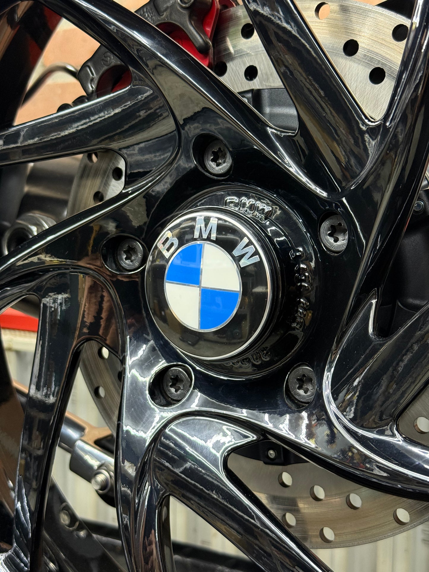 BMW Floating Emblem – CNC-gefreesde aluminium cup voor de BMW K-serie
