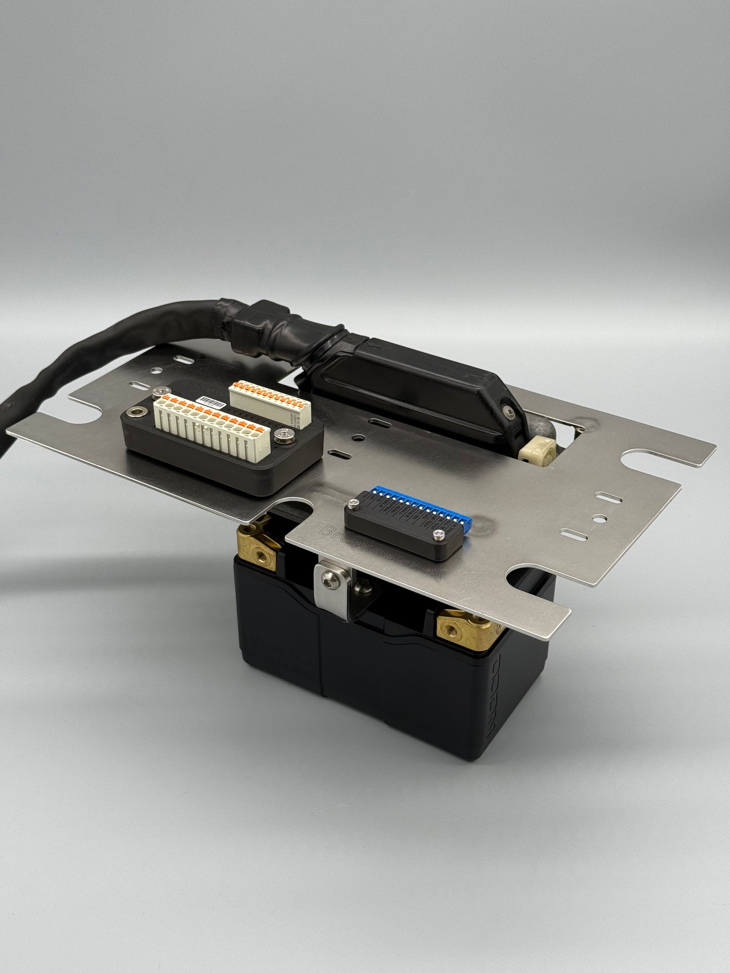 Electrical mounting plate
