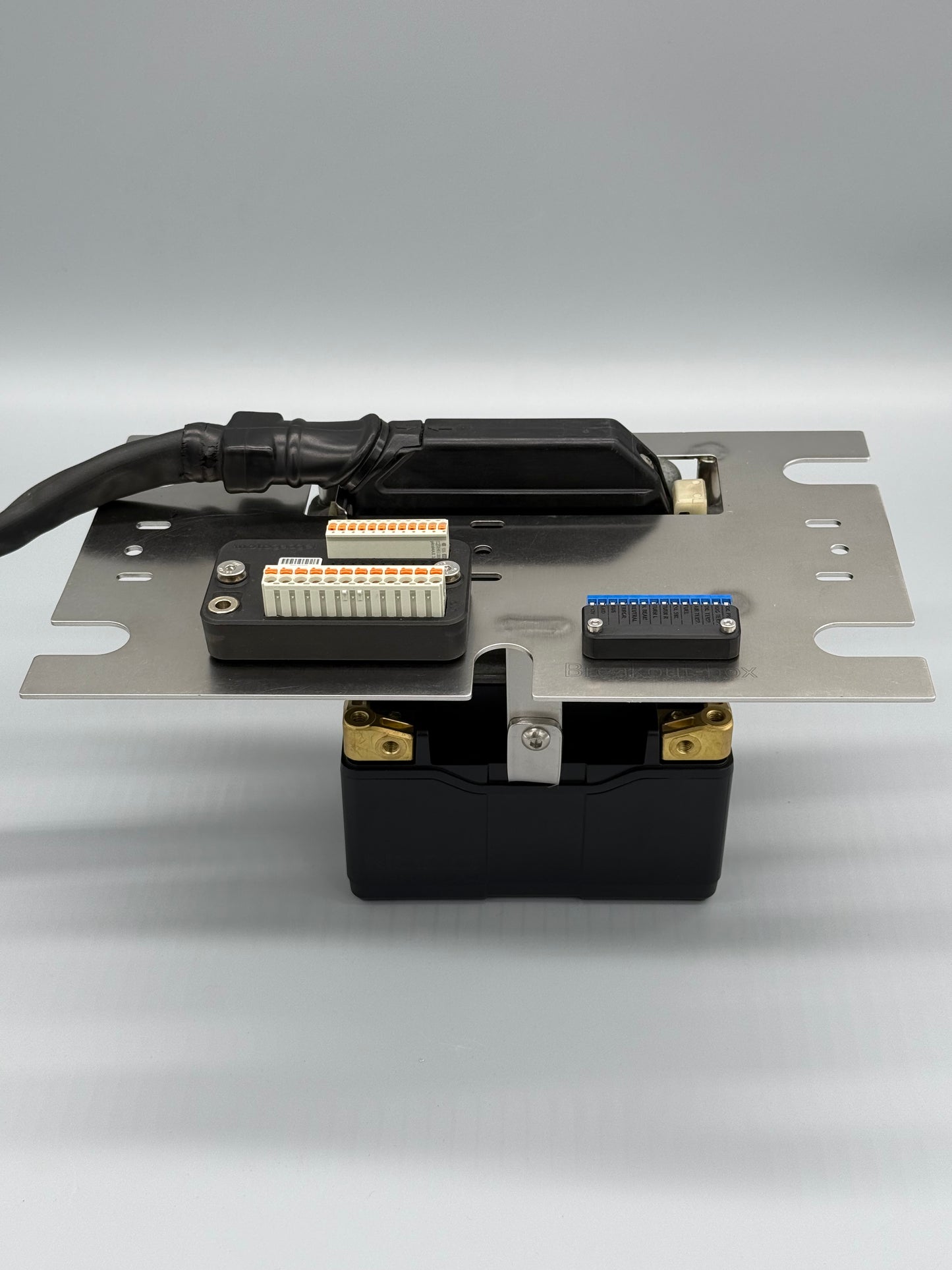 Electrical mounting plate